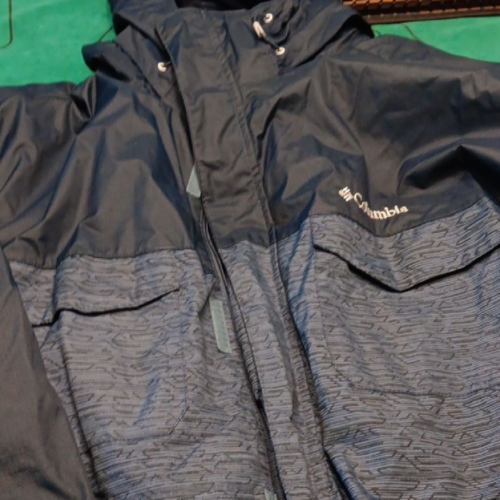 Columbia Men's Navy and Black Raincoat